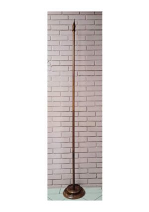 drveno-koplje-postolje-jedna-zastava