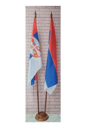 drveno koplje sa postoljem za dve zastave