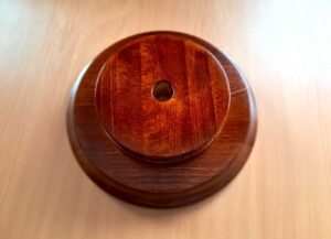 drveno postolje za zastavu