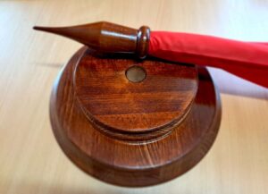 drveno postolje,koplje,zastava